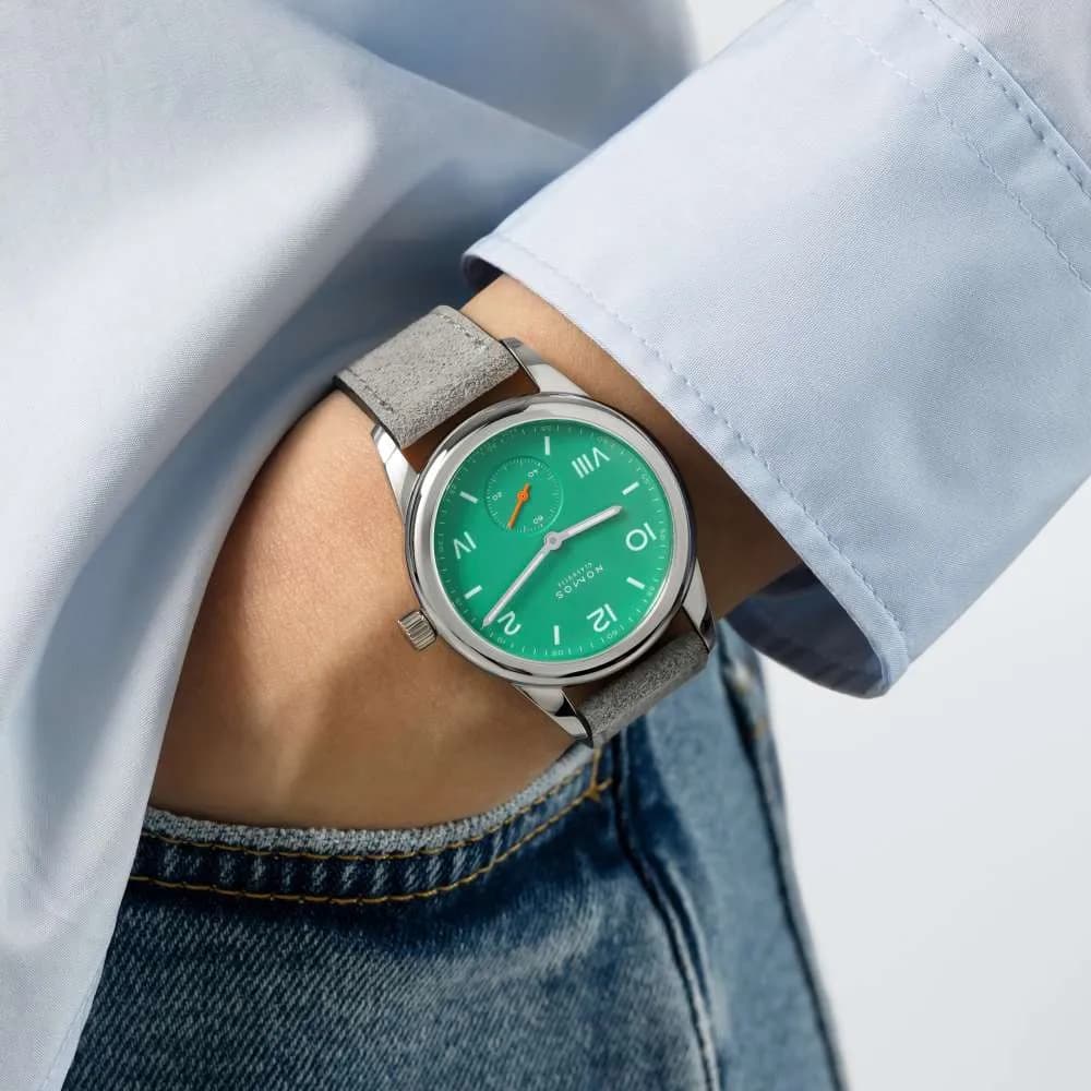 Nomos Montre Nomos Club Campus Electric Green mécanique cadran vert bracelet cuir gris 36 mm