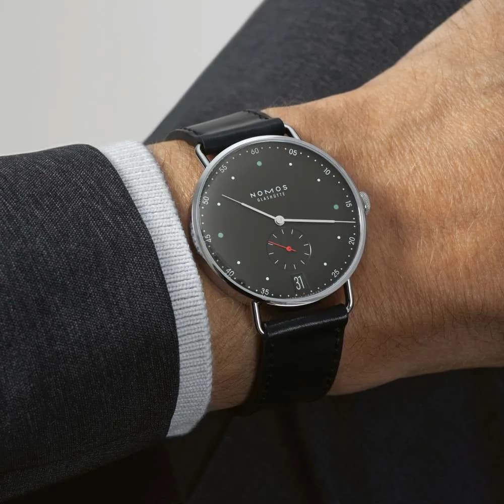 Nomos Metro 38 Date grise urbaine