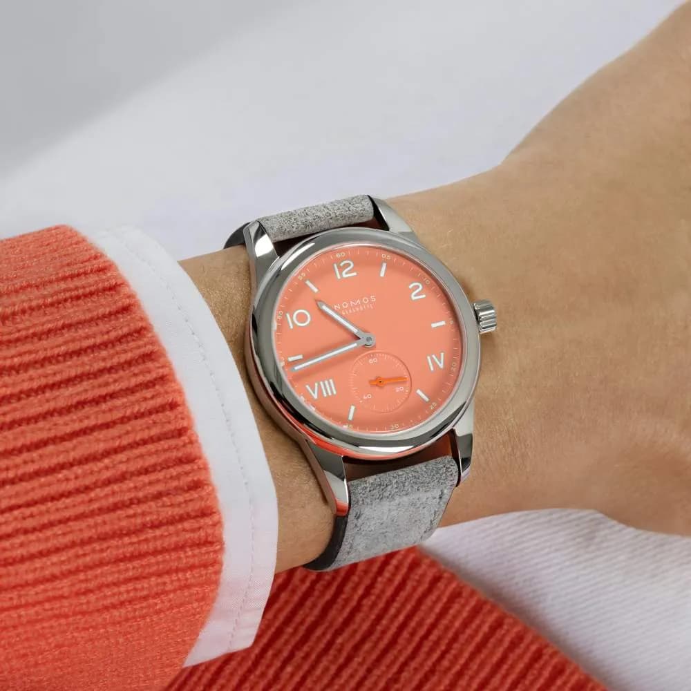 Nomos Montre Nomos Club Campus Cream Coral mécanique cadran corail bracelet cuir gris 36 mm
