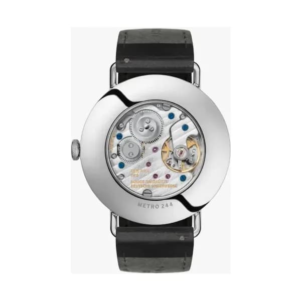 Nomos Metro date réserve de marche