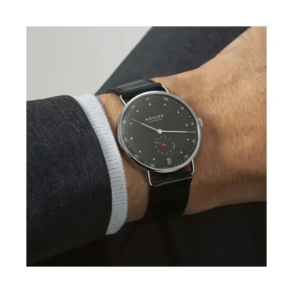 Nomos Metro 38 Date grise urbaine